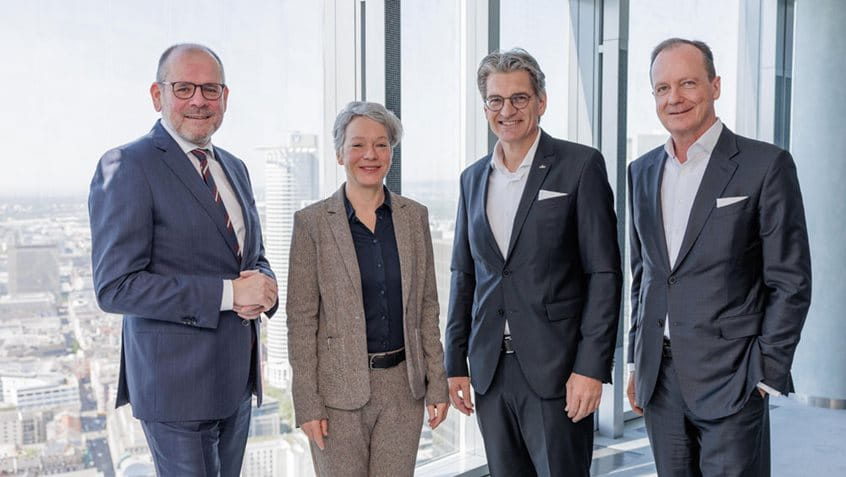 Christian Schmid, Vorstand Helaba, Ina Hartwig, Dezernentin für Kultur und Wissenschaft, Ingo Wiedemeier, Vorsitzender Vorstand Frankfurter Sparkasse, und Arne Weick, Frankfurter Sparkasse, haben die Rahmenvereinbarung unterzeichnet, Foto: Stefanie Kösling