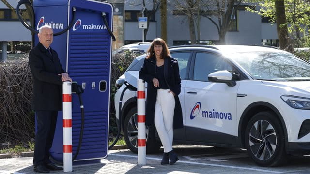 Mainova und die ABG Frankfurt Holding testen einen der Schnelllader am Brentanobad Mainova-Vorständin Diana Rauhut und Frank Junker, Vorsitzender der Geschäftsführung der ABG Frankfurt Holding, testen einen der Schnelllader am Brentanobad, Foto: Mainova AG