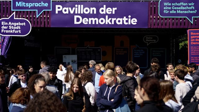 Pavillon der Demokratie Nach der Eröffnung luden Schülerinnen und Schüler der Schule am Ried die Gäste zum Dialog über Fragen des gesellschaftlichen Miteinanders ein, Foto: Ben Kilb