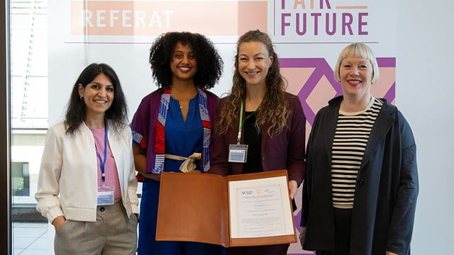 Zamina Ahmad, Saba Afeworki, Tina Zapf-Rodríguez und Gabriele Wenner KI-Expertin Zamina Ahmad, Saba Afeworki vom Frauenreferat, Frauendezernentin Tina Zapf-Rodríguez und Frauenreferatsleiterin Gabriele Wenner; Foto: Lea Hofmann