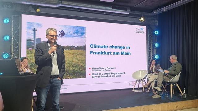 Der Leiter des Frankfurter Klimareferates, Hans-Georg Dannert, während seines Vortrages in Mailand Der Leiter des Frankfurter Klimareferates, Hans-Georg Dannert, während seines Vortrages in Mailand
