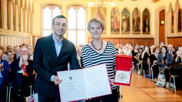 OB Mike Josef überreicht Maud Beeskow die Ehrenplakette der Stadt Frankfurt Oberbürgermeister Mike Josef überreicht Maud Beeskow die Ehrenplakette der Stadt Frankfurt im Kaisersaal, Foto: Michael Braunschädel