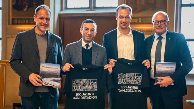 Thoma, Josef, Schneider und Bauer mit Sonderpublikation und T-Shirts Vier Herren halten T-Shirts und Broschüren in den Händen, Foto: Holger Menzel