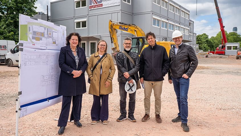 v.l.n.r.: Bildungsdezernentin Sylvia Weber, Schulleiterin Anne Gernoth,  Majig Jamali  und Roland Hatz vom Amt für Bau und immobilien, sowie Architekt Bernhard Maßlich; Foto: Holger Menzel
