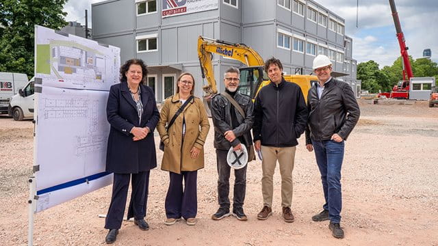 Sylvia Weber, Anne Gernoth, Majig Jamali, Roland Hatz und Bernhard Maßlich v.l.n.r.: Bildungsdezernentin Sylvia Weber, Schulleiterin Anne Gernoth, Majig Jamali und Roland Hatz vom Amt für Bau und immobilien, sowie Architekt Bernhard Maßlich; Foto: Holger Menzel