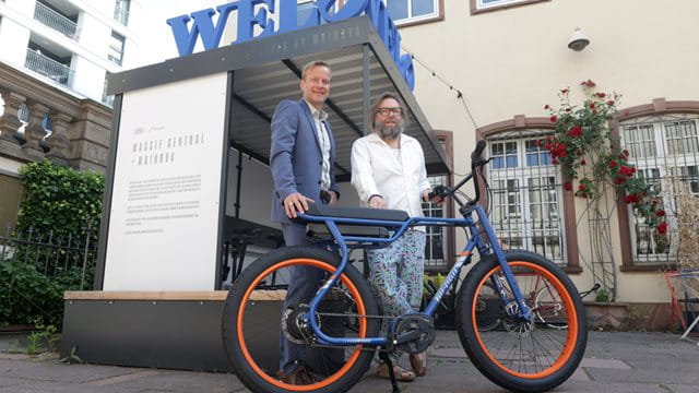 Florian Joeckel (r.) und Ferdinand Huhle vor der neue E-Bike-Ladestation Florian Joeckel (r.), Geschäftsführer Massif Central, und Ferdinand Huhle, Konzernkommunikation bei Mainova, vor der neue E-Bike-Ladestation im Innenhof des Massif Central, Foto: Mainova
