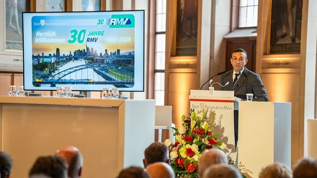 30-jähriges Jubiläum RMV im Frankfurter Kaisersaal 30 Jahre RMV: Oberbürgermeister Mike Josef bei seiner Rede im Kaisersaal; Foto: Holger Menzel