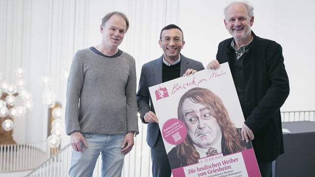 Barock am Main bringt Shakespeare nach Griesheim Drei Personen, die ein Plakat vor sich in der Hand halten zu Barock am Main, Foto: ChrisChristes