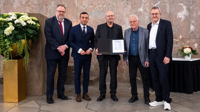 Preisverleihung Ludwig-Börne-Preis Fünf Personen stehen in der Paulskirche, der Historiker Dan Diner hält die Urkunde in der Hand, Foto: Andreas Varnhorn