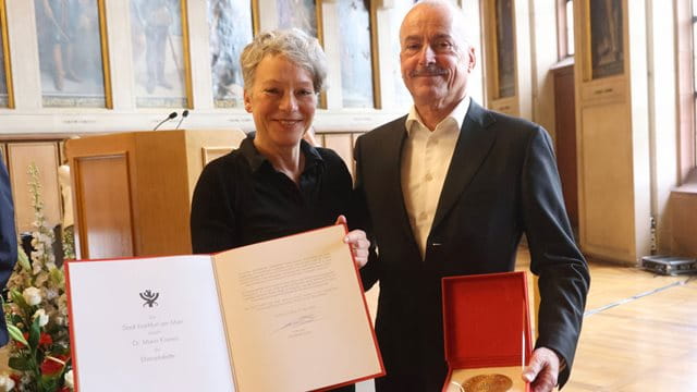 Kulturdezernentin Ina Hartwig überreicht Dr. Mario Kramer die Ehrenplakette der Stadt Frankfurt Kulturdezernentin Ina Hartwig überreicht Dr. Mario Kramer die Ehrenplakette der Stadt Frankfurt am Main im Kaisersaal, Foto: Maik Reuß