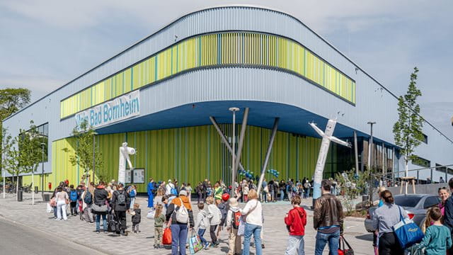Eröffnung Main Bad Bornheim Blick auf die Schlange vor dem Eingang des neu eröffneten Main Bads Bornheim, Foto: Michael Braunschädel