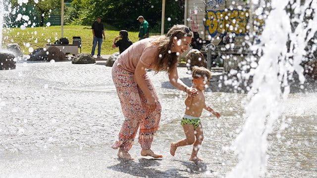 Wasserspielsaison im Niddapark eröffnet Klima- und Umweltdezernentin Zapf-Rodríguez hat die Wasserspielsaison im Niddapark eröffnet; Foto: Jan Hassenpflug