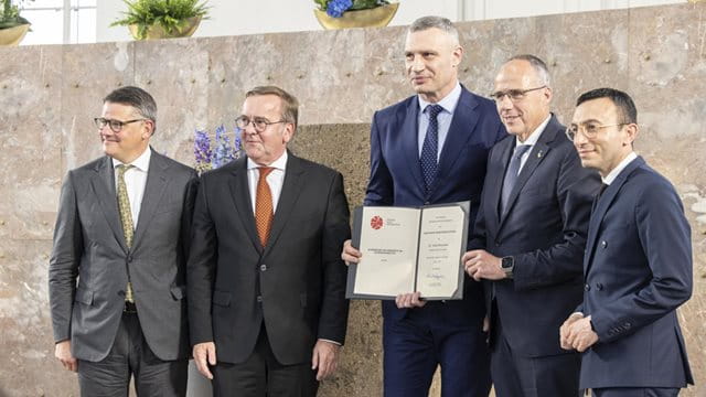 Dr. Vitali Klitschko mit Franz-Werfel-Menschenrechtspreis 2025 ausgezeichnet Fünf Menschen stehen in der Paulskirche, der Preisträger hält die Auszeichnung in der Hand, Foto: Martin Leissl