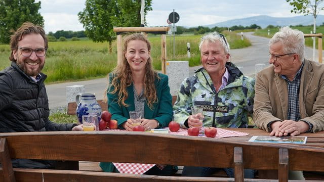 Neue Rastplätze in Berkersheim Vier Personen sitzen auf dem neuen Rastplatz in Berkersheim und haben etwas zu trinken in der Hand. Foto: Stefan Cop