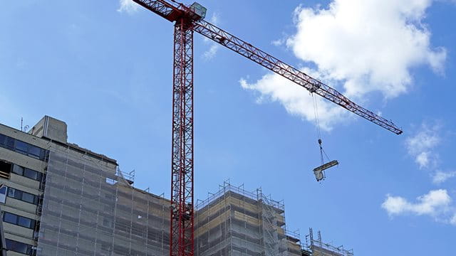 Rückbau Bettenhochhaus Der Rückbau des ehemaligen Bettenhochhauses am varisano Klinikum Frankfurt Höchst hat begonnen