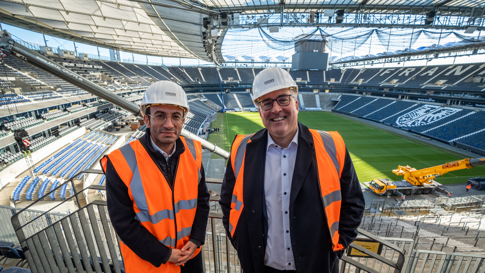 Mike Josef und Axel Hellmann besichtigen die Umbauarbeiten im Deutsche Bank Park, Foto: Holger Menzel