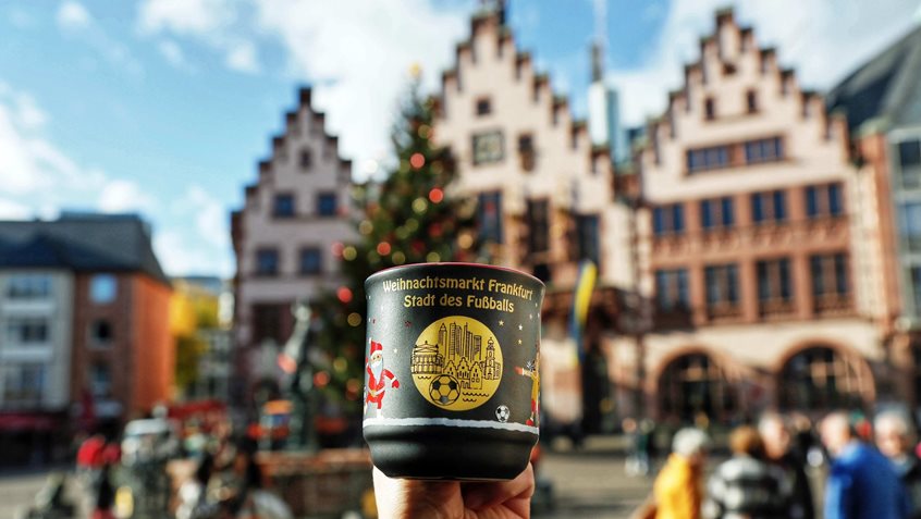 Die offizielle Tasse zum Frankfurter Weihnachtsmarkt 2023, Foto: Jan Hassenpflug