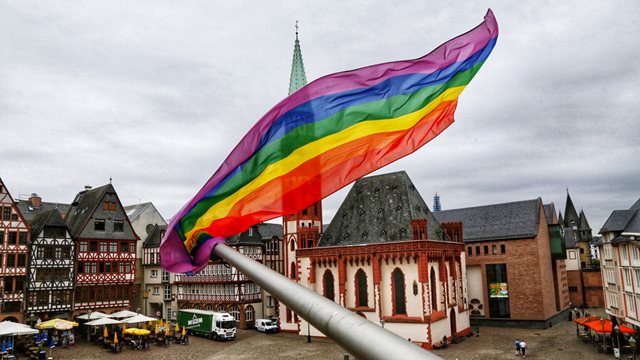 Die Flagge zum Pride Month schmückt den Römer, Foto: Jan Hassenpflug