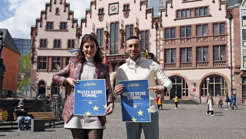 Stadträtin Eileen O'Sullivan und OB Mike Josef präsentieren das Plakat zur Europawahl 2024, Foto: Jan Hassenpflug
