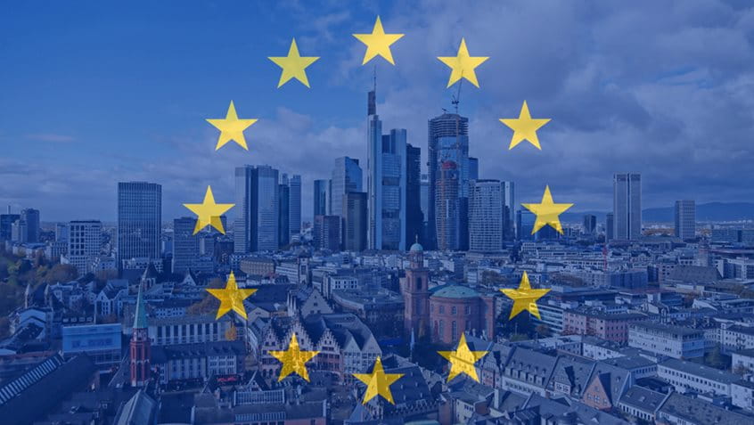 Die transparente Europaflagge vor dem Panoramablick auf die Frankfurter Skyline