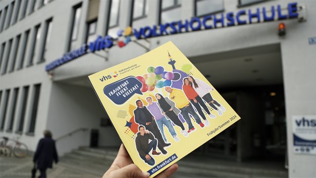 Programmheft zu "Frankfurt feiert Vielfalt" vor der VHS Frankfurt, Foto: Jan Hassenpflug