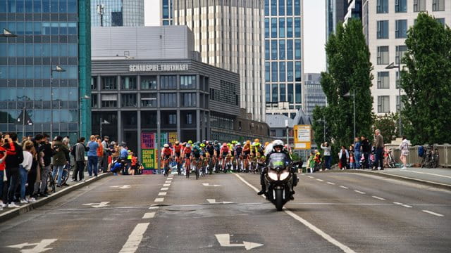 Das Peloton beim Radrennen am 1. Mai auf der Untermainbrücke