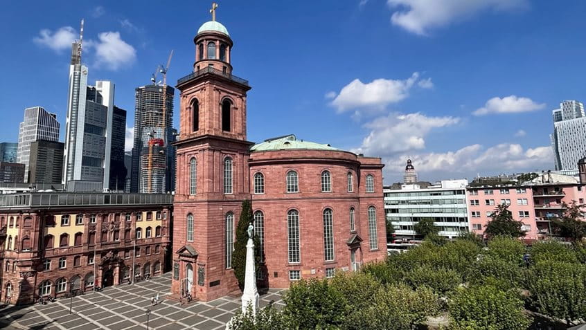 Paulskirche mit Skyline, Foto: Jan Hassenpflug