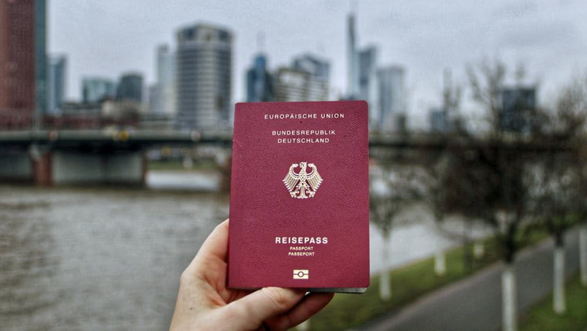 Ein Reisepass der Bundesrepublik Deutschland vor der Frankfurter Skyline