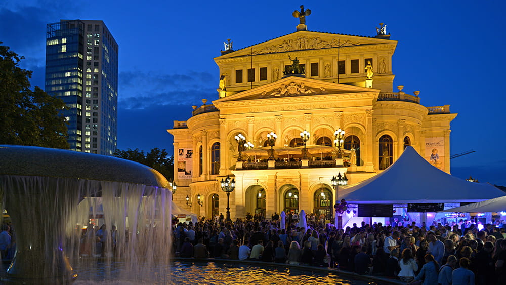 Das Opernplatzfest bei Nacht, (c) Stadt Frankfurt am Main, Foto: Holger Ullmann/Tourismus+Congress GmbH