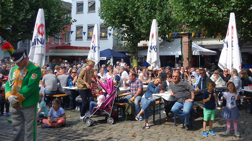 Besucher beim Sachsenhäuser Brunnenfest, Foto: Waltraut Hofmann