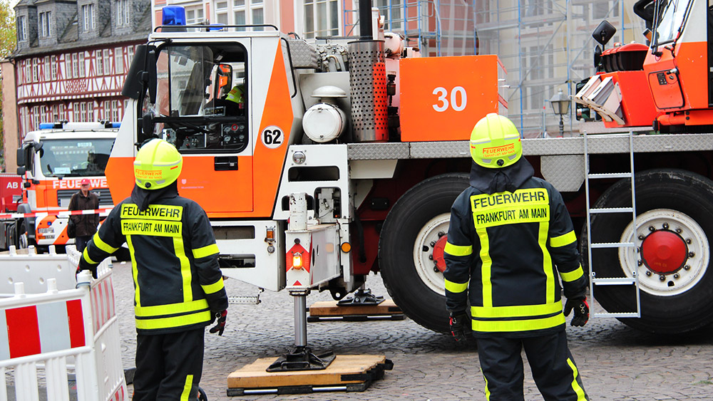 Feuerwehrleute mit Feuerwehrkran im Einsatz, (c) Stadt Frankfurt am Main, Foto: Stefan Maurer