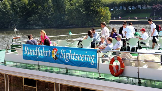 Touristen auf einem Ausflugsschiff auf dem Main Touristen auf einem Ausflugsschiff auf dem Main, Foto: Stefan Maurer