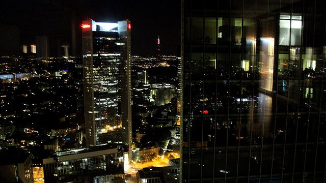 Blick vom Silberturm der DB-Systel bei Nacht, (c) Stadt Frankfurt am Main, Foto: Stefan Maurer