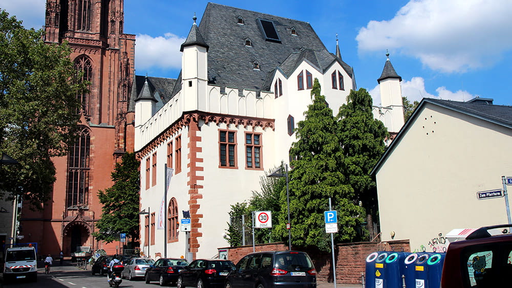 Das Caricatura Museum vor dem Kaiserdom, (c) Stadt Frankfurt am Main, Foto: Stefan Maurer