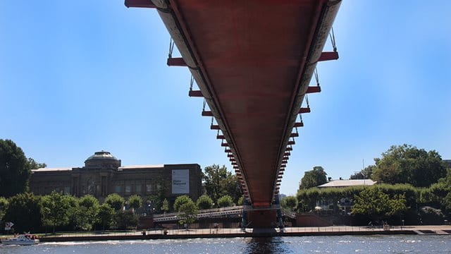 Der Blick auf das Städel unter dem Holbeinsteg hindurch Brücke Holbeinsteg mit Blick über den Main auf Städel Museum