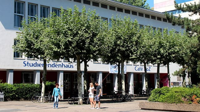 Studierendenhaus und Café KoZ auf dem Campus Bockenheim der Goethe-Universität, (c) Stadt Frankfurt am Main, Foto: Stefan Maurer