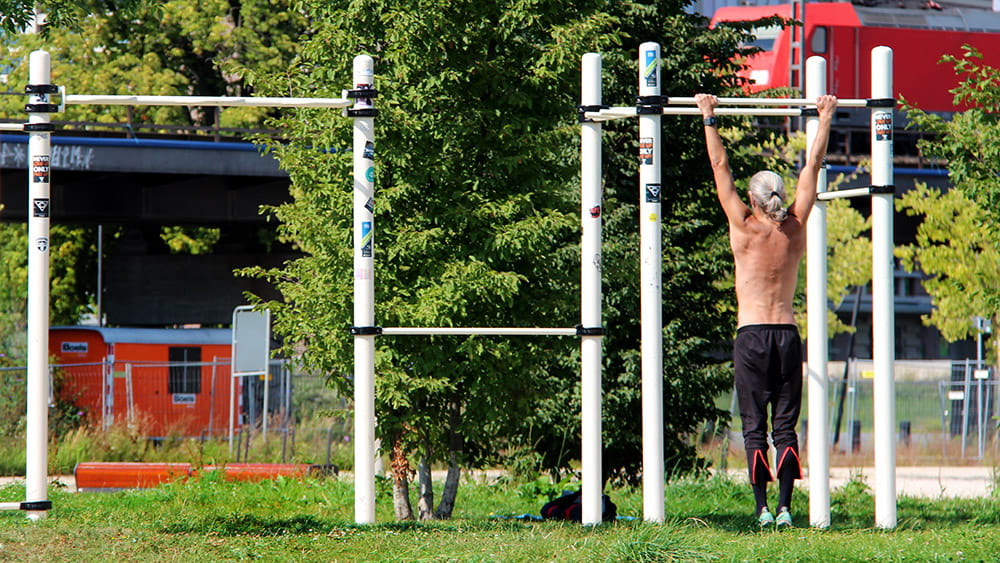 Sportler trainiert im Hafenpark, (c) Stadt Frankfurt am Main, Foto: Stefan Maurer