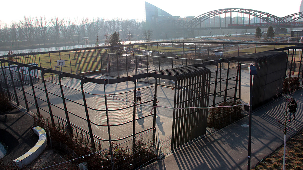 Sportanlagen im Hafenpark nahe dem Neubau der Europäischen Zentralbank, Foto: Stefan Maurer