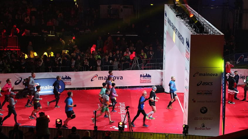 Teilnehmer des Frankfurt-Marathons überqueren die Ziellinie in der Festhalle, (c) Stadt Frankfurt am Main, Foto: Stefan Maurer