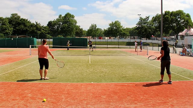 Personen beim Tennis spielen auf dem Tennisplatz, (c) Stadt Frankfurt am Main, Foto: Stefan Maurer