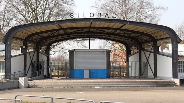 Der Eingangsbereich vom Silobad in Unterliederbach Der Eingangsbereich vom Silobad in Unterliederbach, Foto: Stefan Maurer