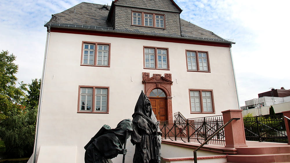 Die Skulptur vom Schelm von Enkheim vor der Schelmenburg in Bergen-Enkheim, (c) Stadt Frankfurt am Main, Foto: Stefan Maurer