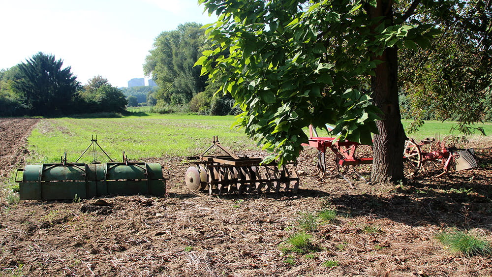 Landwirtschaftliche Geräte auf einem Feld in Berkersheim, (c) Stadt Frankfurt am Main, Foto: Stefan Maurer