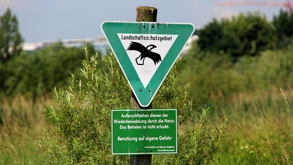 Ein Landschaftsschutzgebiet Schild auf dem Alten Flugplatz in Bonames, Foto: Stefan Maurer
