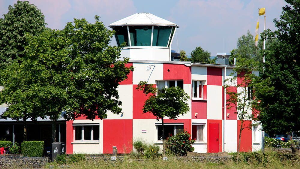 Tower-Gebäude auf dem Alten Flugplatz Bonames/Kalbach, Foto: Stefan Maurer