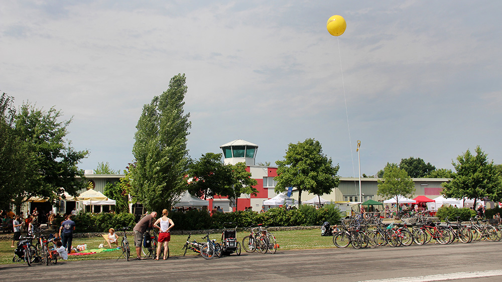 Besucher auf der Start- und Landebahn auf dem Alten Flugplatz Bonames/Kalbach, Foto: Stefan Maurer
