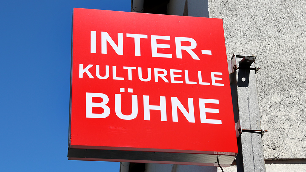 Das Schild der Interkulturellen Bühne in Bornheim, (c) Stadt Frankfurt am Main, Foto: Stefan Maurer
