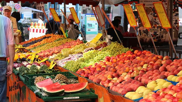 Obst- und Gemüsestand auf dem Bornheimer Wochenmarkt, (c) Stadt Frankfurt am Main, Foto: Stefan Maurer