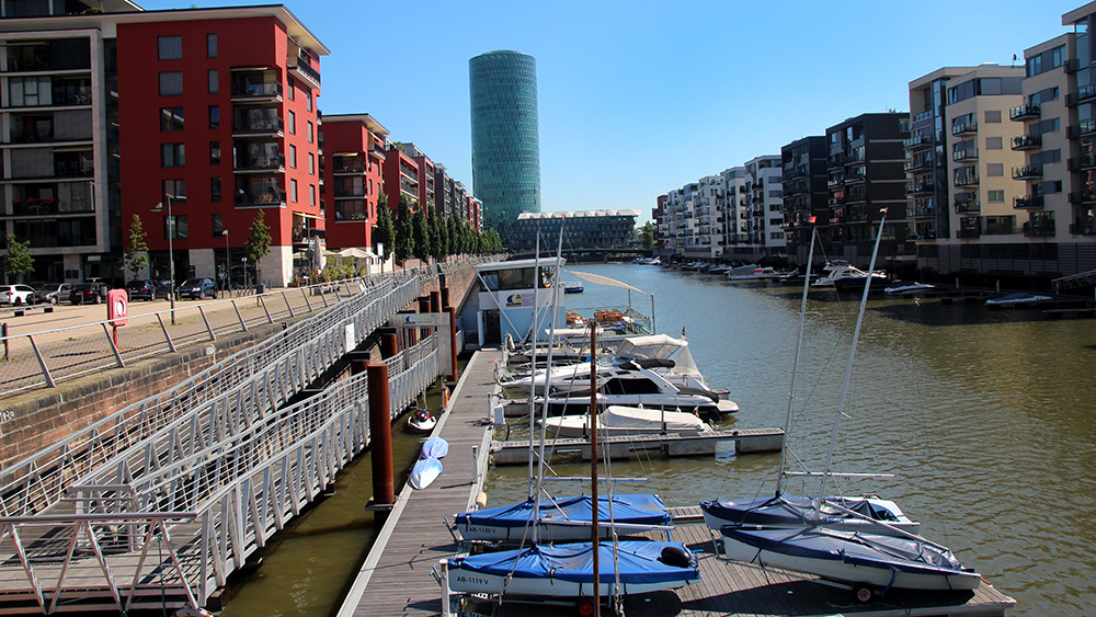 Boote liegen im Westhafen im Gutleutviertel, (c) Stadt Frankfurt am Main, Foto: Stefan Maurer