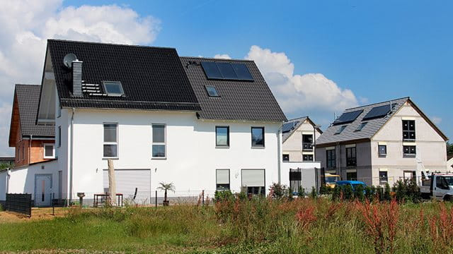 Photovoltaik Anlagen auf Gebäuden im Neubaugebiet in Harheim, (c) Stadt Frankfurt am Main, Foto: Stefan Maurer